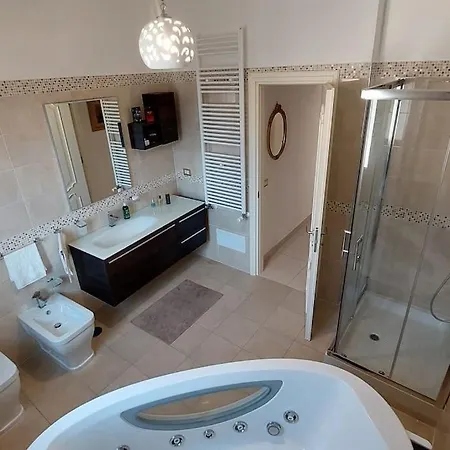 Domus Terrazza Vista Mare 2 Jacuzzi アパート