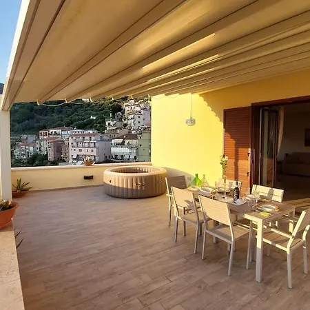 Domus Terrazza Vista Mare 2 Jacuzzi アパート ピショッタ