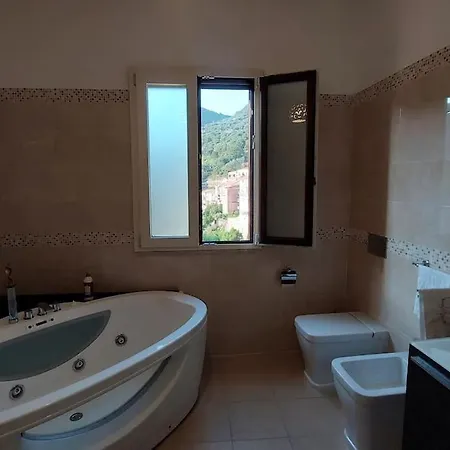 Domus Terrazza Vista Mare 2 Jacuzzi アパート ピショッタ