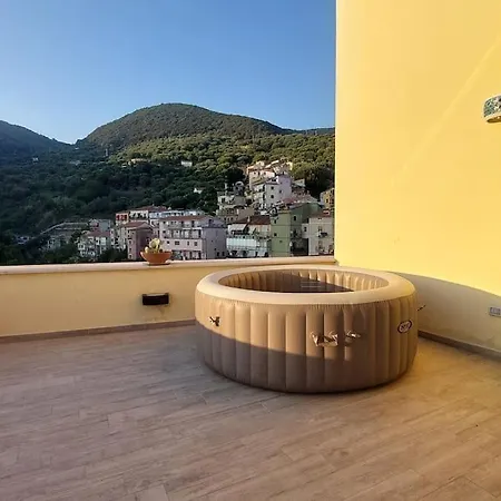 アパート Domus Terrazza Vista Mare 2 Jacuzzi ピショッタ